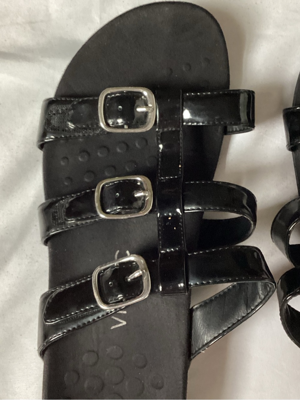 Vionic Ladies Black Patent Slip On Sandals Size 10 - Picture 4 of 9